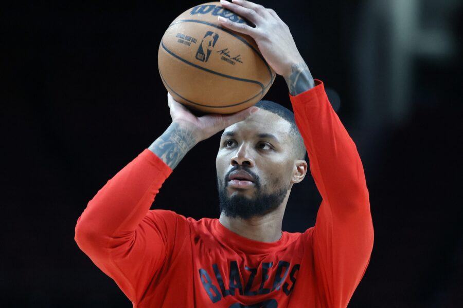 Damian Lillard pulls up his jersey  Pull ups, Basketball players, Damian  lillard