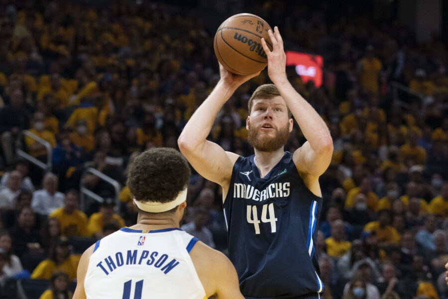 Report: Mavericks trade 10th pick, Davis Bertans to Thunder, draft Dereck  Lively II