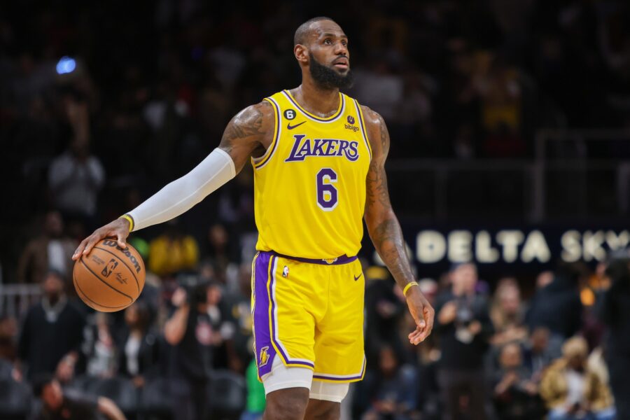 Lakers Rumors: LeBron James 'Severely Struggling' with Foot Injury
