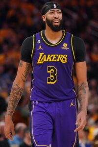 Lakers' Anthony Davis agrees to three-year extension