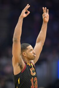 Cleveland Cavaliers sign Tristan Thompson again