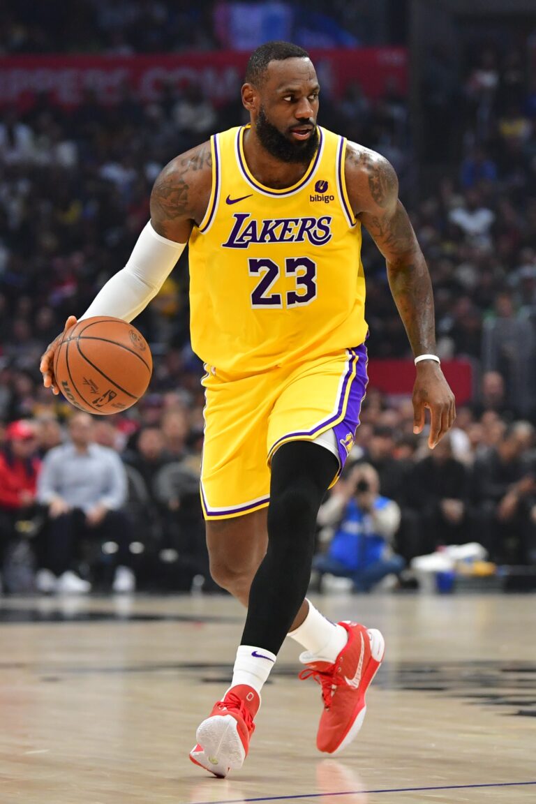 Lakers Re-sign Lebron James To Two-year Deal 